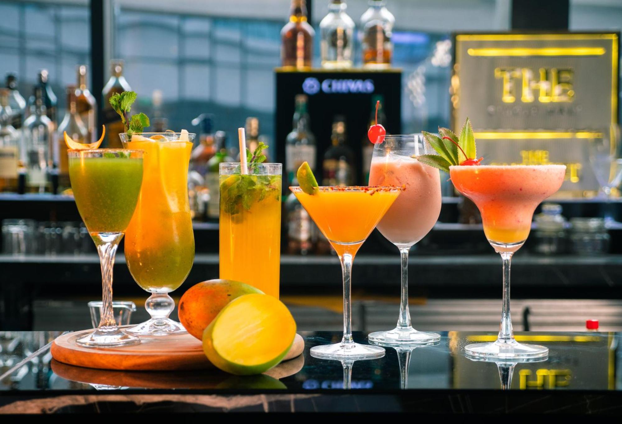 Novotel Kolkata Hotel&Residences Exterior foto Cocktails at the bar