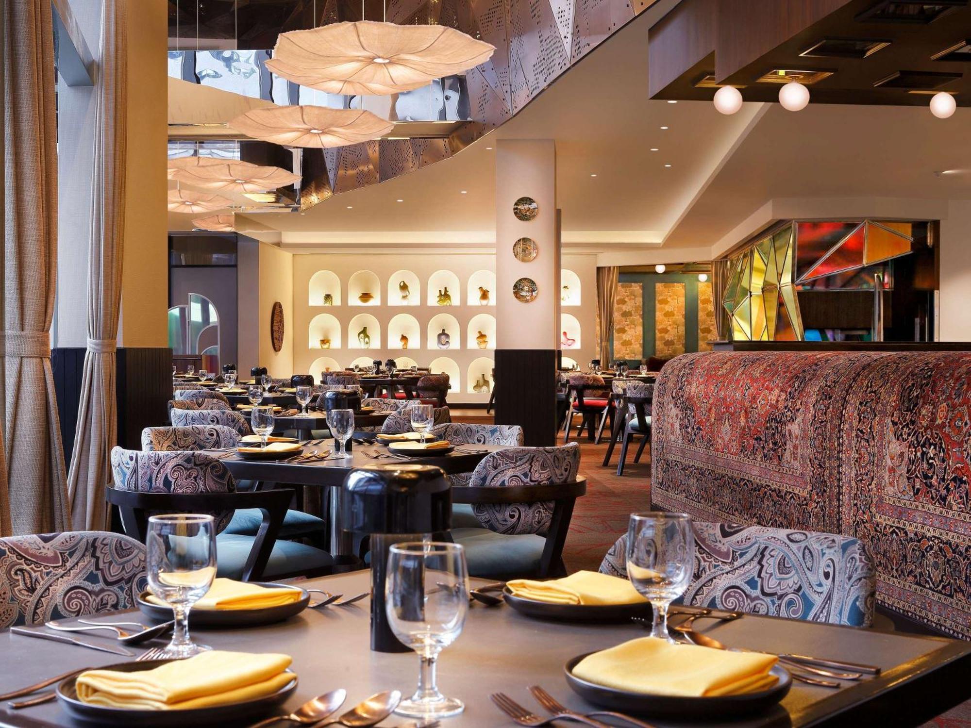 Novotel Kolkata Hotel&Residences Exterior foto The interior of the restaurant
