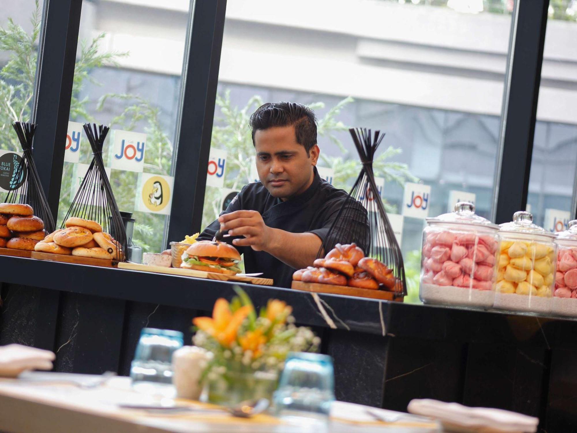 Novotel Kolkata Hotel&Residences Exterior foto A chef preparing food at a buffet